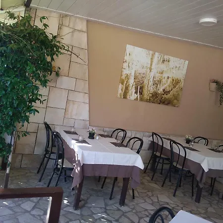 Autostello 3* Castellana Grotte